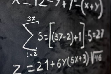 Tahtaya tebeşirle elle yazılmış matematik gerçekleri