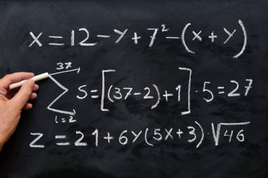 Tahtaya tebeşirle elle yazılmış matematik gerçekleri