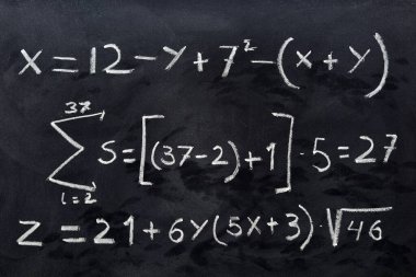Tahtaya tebeşirle elle yazılmış matematik gerçekleri