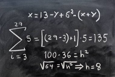 Tahtaya tebeşirle elle yazılmış matematik gerçekleri