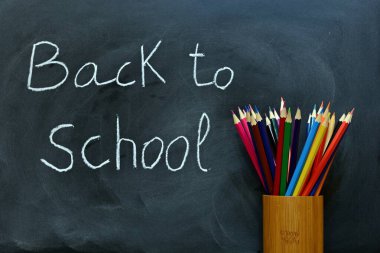 Okula karatahtaya ve renkli kalemlere yazılmıştı.