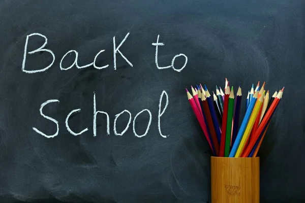 Okula karatahtaya ve renkli kalemlere yazılmıştı.