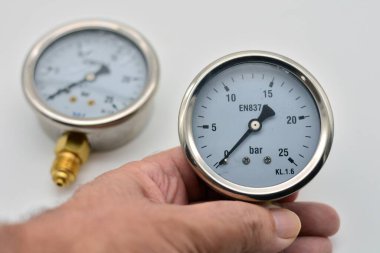 Elinizde gliserin basınç göstergesi var.