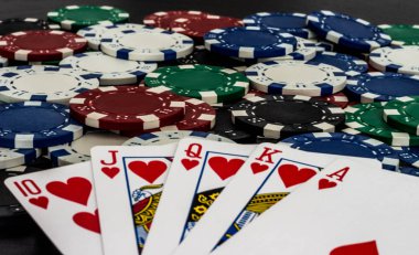 Cartas y fichas de Poker. Escalera real de corazones.