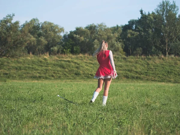 Gebrild Blonde Tiener Majorette Meisje Buitenshuis Rode Jurk Baton Twirling — Stockfoto