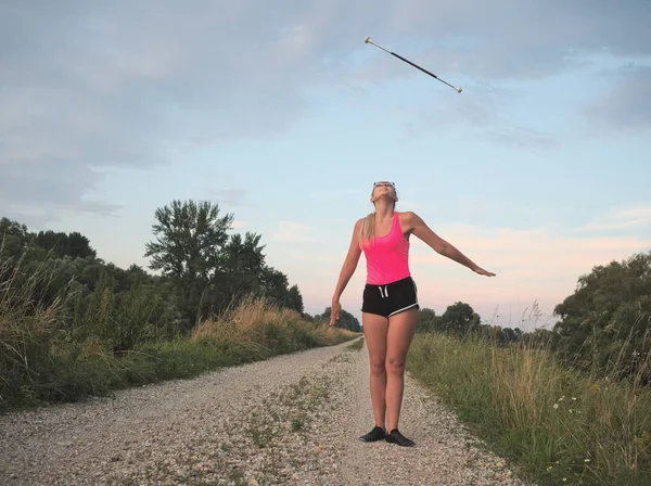 Gebrild Blonde Tiener Majorette Meisje Buiten Training Kleding Baton Twirling — Stockfoto