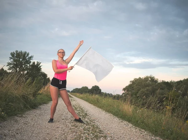 Gebrild Blonde Tiener Majorette Meisje Met Witte Vlag Buiten — Stockfoto