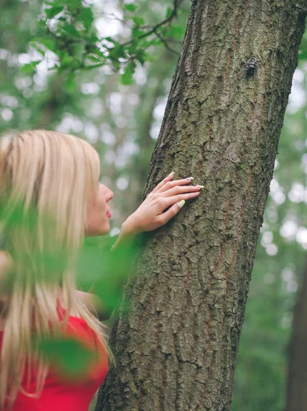 Blonde Vrouw Met Rode Jurk Eikenbos Een Zomerse Dag Kijken — Stockfoto