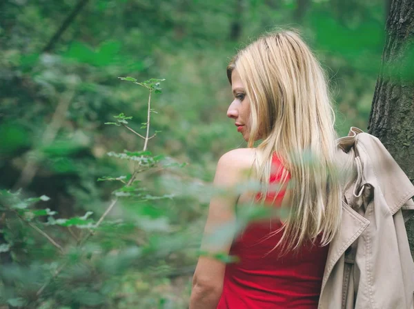 Blonde Vrouw Met Rode Jurk Eikenbos Een Zomerdag Achteraanzicht — Stockfoto