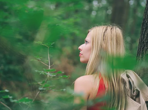 Blonde Vrouw Met Rode Jurk Eikenbos Een Zomerse Dag — Stockfoto