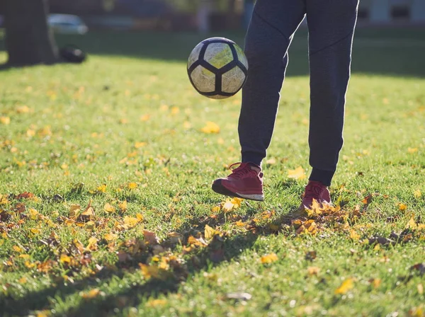 Футболист Тренируется Футболом Парке Солнечный Осенний День — стоковое фото
