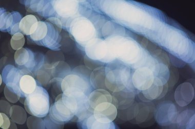 Gece soyut bulanık mavi ve beyaz ışıkları