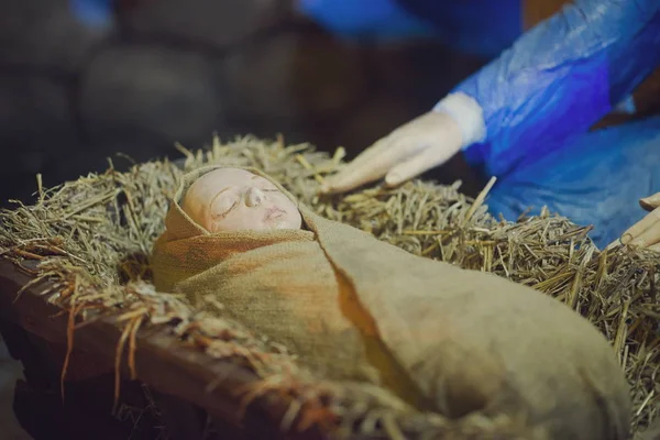 质朴的婴儿耶稣雕像在马槽特写镜头 — 图库照片