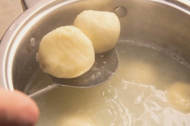 Sıcak su tatlı Erik köfte pişirme