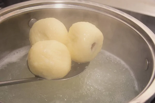 クローズ アップお湯で料理梅餃子 — ストック写真