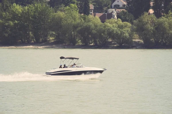Snelle motorboot op de Donau — Stockfoto