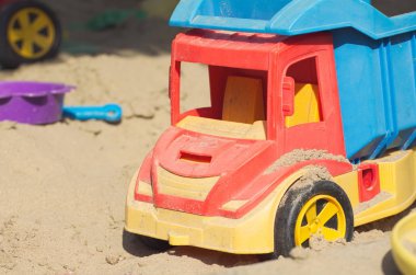 Plastik kamyon oyuncak