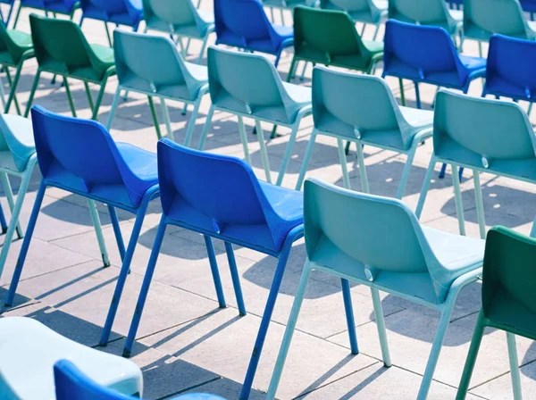 Chaises en plastique bleu — Photo