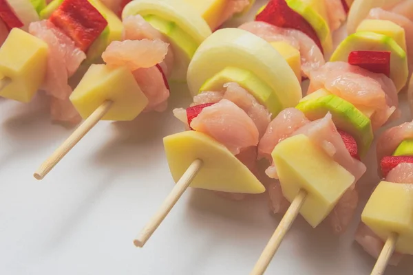 RAW shashlik spett — Stockfoto