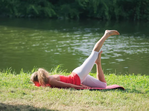 Mulher fazendo ioga no parque — Fotografia de Stock