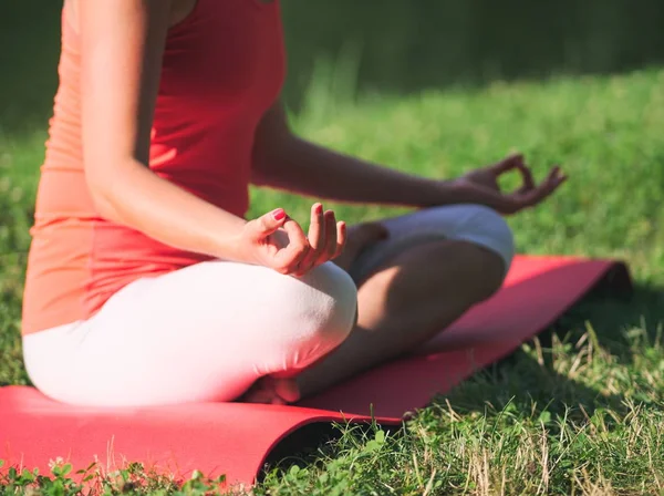 Mujer haciendo yoga en el parque — Foto de Stock