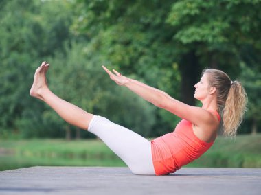 Parkta yoga yapan kadın.