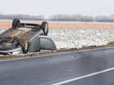 Yolun Yanındaki Araba devrildi