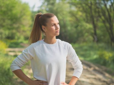 Genç Sarışın Kafkas Kadın Orman Koşucusu Pozisyonu