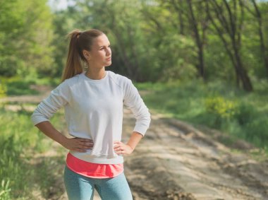 Genç Sarışın Kafkas Kadın Orman Koşucusu Pozisyonu