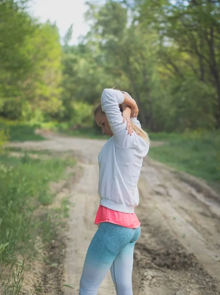 Jonge Blonde Blanke Vrouwelijke Forest Runner Stretching — Stockfoto