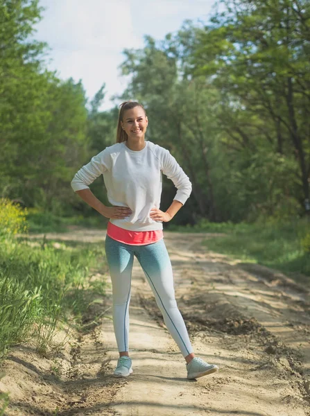 Jonge Blonde Blanke Vrouwelijke Forest Runner Poseren — Stockfoto