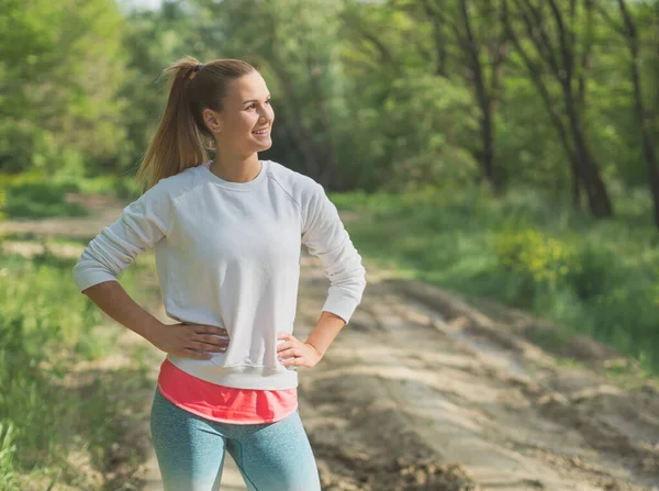 Genç Sarışın Kafkas Kadın Orman Koşucusu Pozisyonu