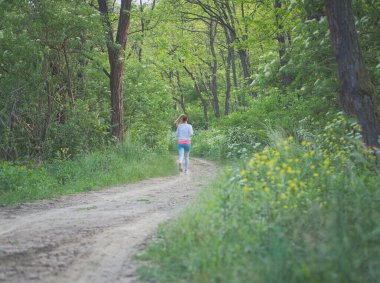 Genç Sarışın Kafkas Kadın Çamur Yolunda Ormanda Koşuyor
