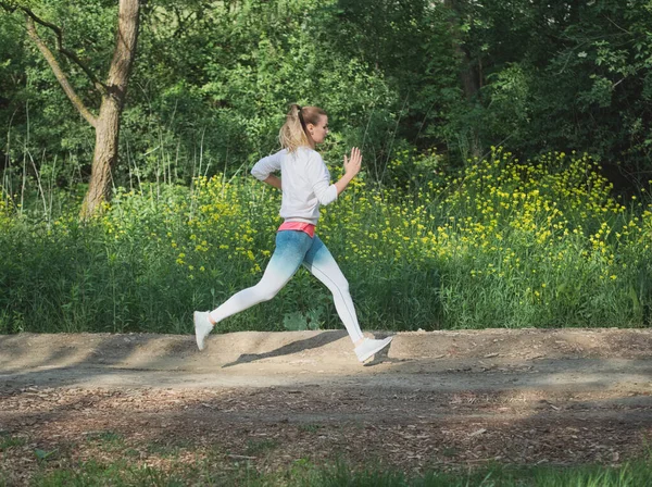 Jong Blond Blank Vrouw Rennend Bos Een Vuil Weg — Stockfoto