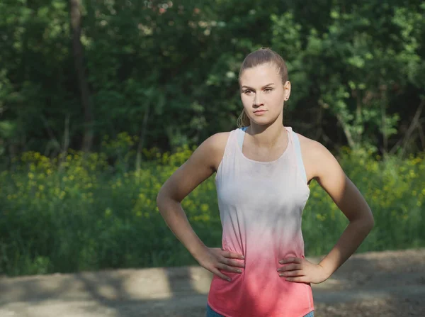 Jonge Blonde Blanke Vrouwelijke Forest Runner Poseren — Stockfoto