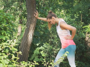 Genç Sarışın Kafkas Kadın Orman Koşucusu Konsantre Oluyor