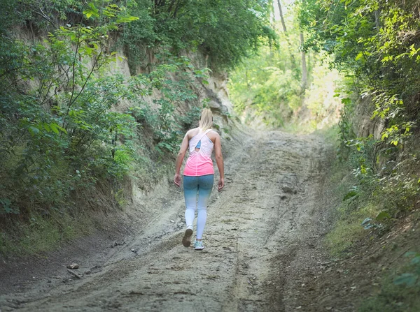 Jong Blond Blank Vrouw Wandelen Bos Een Vuil Weg — Stockfoto