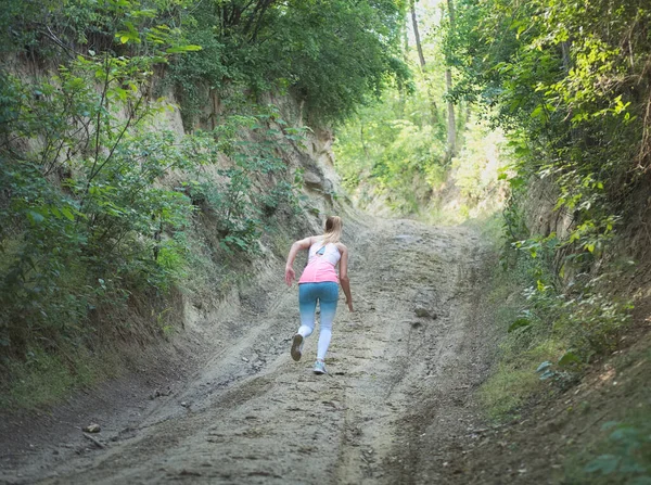 Jong Blond Blank Vrouw Rennend Bos Een Vuil Weg — Stockfoto