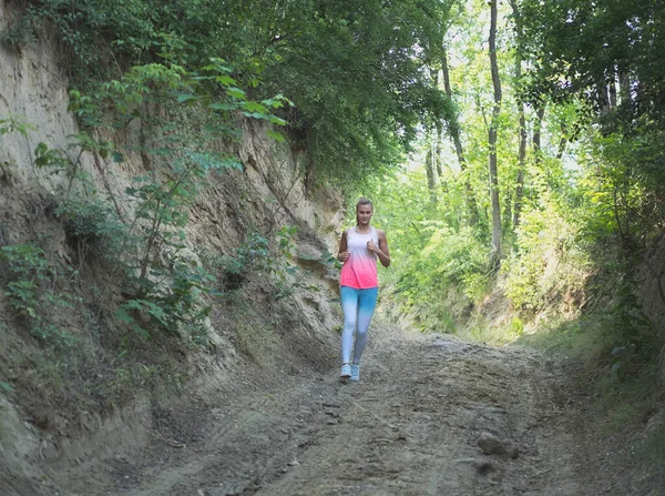 Jong Blond Blank Vrouw Rennend Bos Een Vuil Weg — Stockfoto