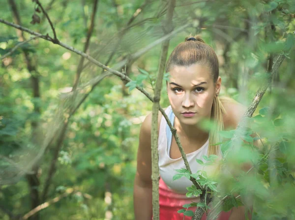 Jonge Blonde Blanke Vrouwelijke Forest Runner Poseren — Stockfoto