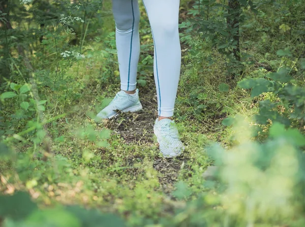 Vrouwelijke Runner Sportkleding Staande Dicht Bos Close Benen — Stockfoto