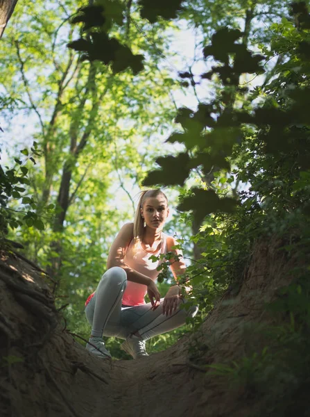 Jovem Loira Caucasiana Fêmea Floresta Corredor Posando — Fotografia de Stock