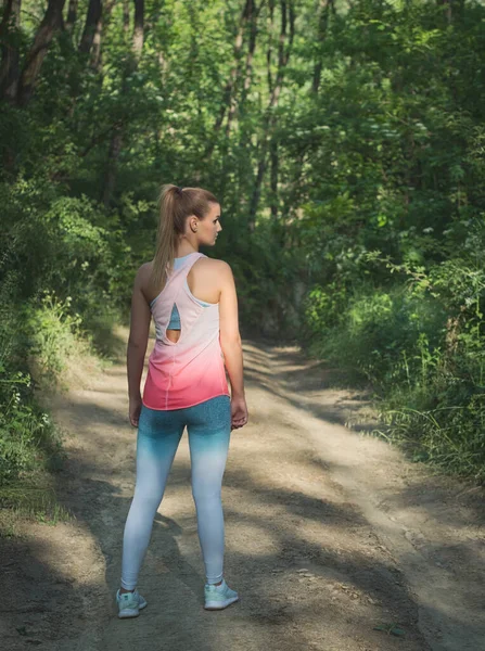 Jonge Blonde Blanke Vrouwelijke Forest Runner Poseren — Stockfoto