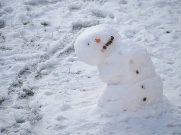 一个正在融化的雪人斜靠在旁边 — 图库照片
