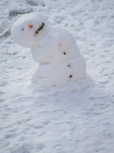 One Eyed Melting Snowman Leunde Naar Zijkant — Stockfoto