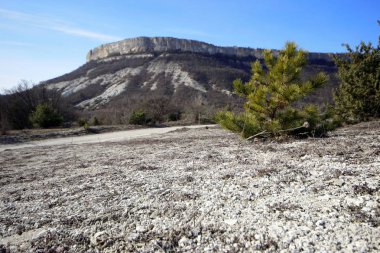Mavi gökyüzü ve görünümü şaşırtıcı dağlar.