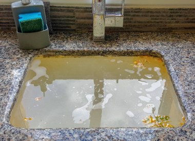 Mutfak lavabosu taşmış, kanalizasyon tıkanmış. Tesisat sorunları.