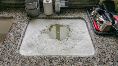 Mutfak lavabosu taşmış, kanalizasyon tıkanmış. Tesisat sorunları.