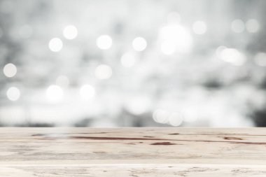 Ahşap masa üstü bulanık ışık bokeh arka planda ürünüyle Haritayı için boş. Resim için kısa mesaj ekleyin. Tasarım sanat çalışmaları için fon.