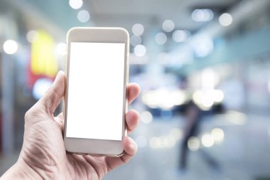 Beyaz ekran mobil el ile bulanık şehir ışık arka plan boş. İş ve teknoloji arka plan kavramı.